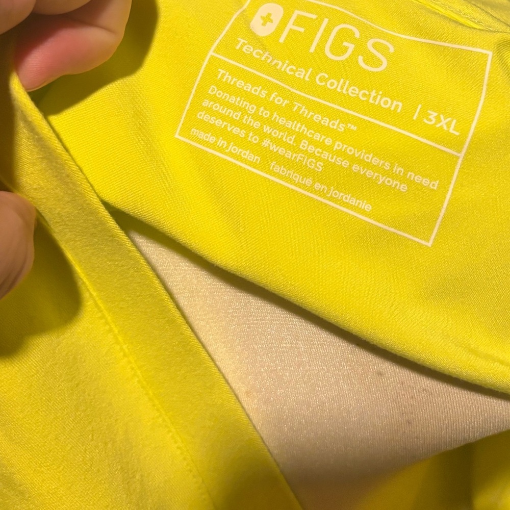 FIGS Casma Three-Pocket Scrub Top colour Serving Lime v neck with small flaw - Picture 5 of 7